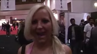 Izvirtulis fucks brunete uz matrača. sex pormo hd