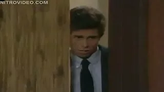 Aprīlis xxxn seks Olsen fucks mačo uz dīvāna.