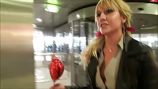 Jāšanās seks kom xxx lidostas tualetes, slēpjas sejas.