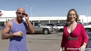 Aļona Bloom masturbated veikalā ar hot seks tube hairbrush un.