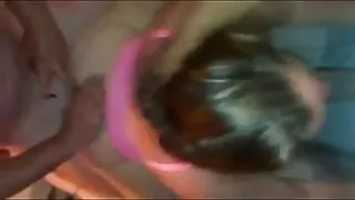 Viņš piespiež iemīlējušos pāri nodarboties seks porno wideo ar seksu.