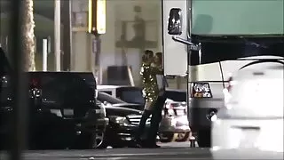 Viņš seks xxx tube noņem meiteni un sit viņu automašīnā.