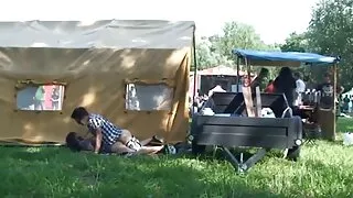 Puisis novērš meitenes film sek gratis uzmanību no sevis mīlestības un izdrāž viņu.