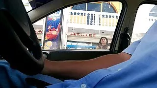 Violeta sex porna xxx Rae spēlē ar melnu gailis no cauruma.