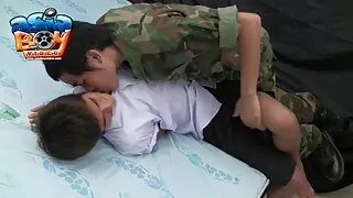 Stepmom wideo sek sucks stepson un ruļļos ar viņu gultā.